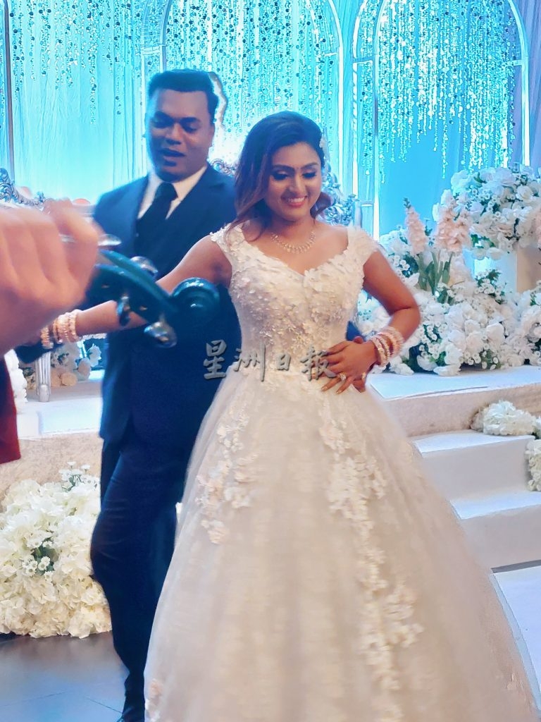 婚禮上一對新人翩翩起舞。