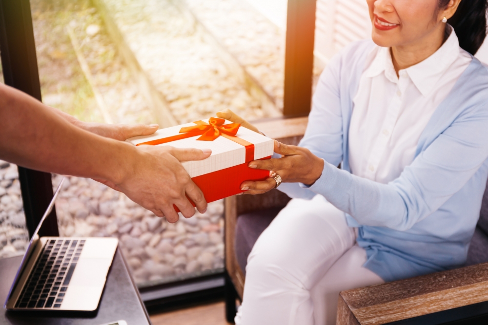 孝順仔打算送媽媽一份驚喜禮物。