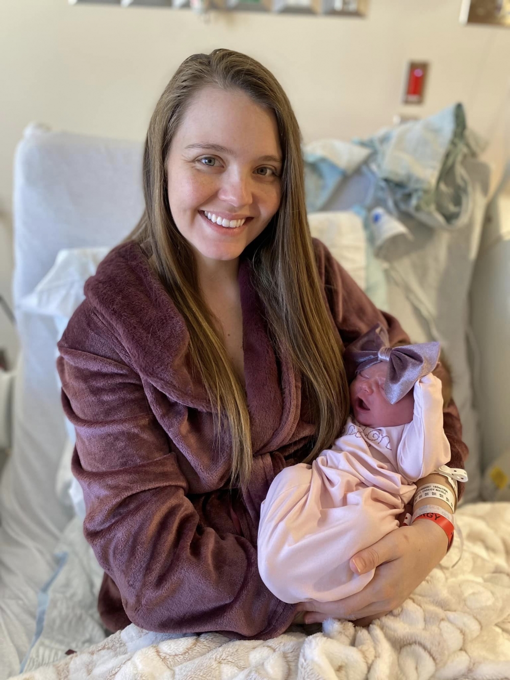 Cassidy羊水早破，女兒提早誕生。