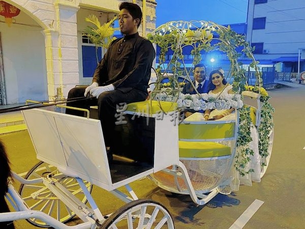 一對新人坐在南瓜車上,展現幸福笑容。