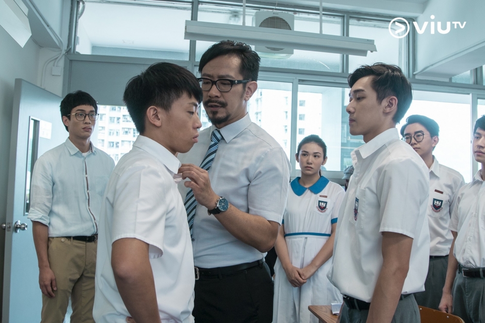 老師罵完這名同學後，更把他的作品撕成四分五裂，然後大力掟落同學身上。