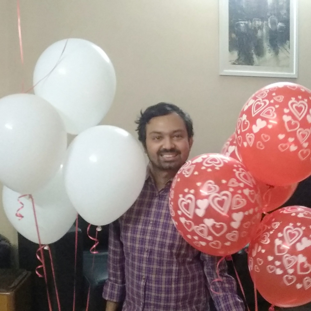 印度一名男子戀上氣球。