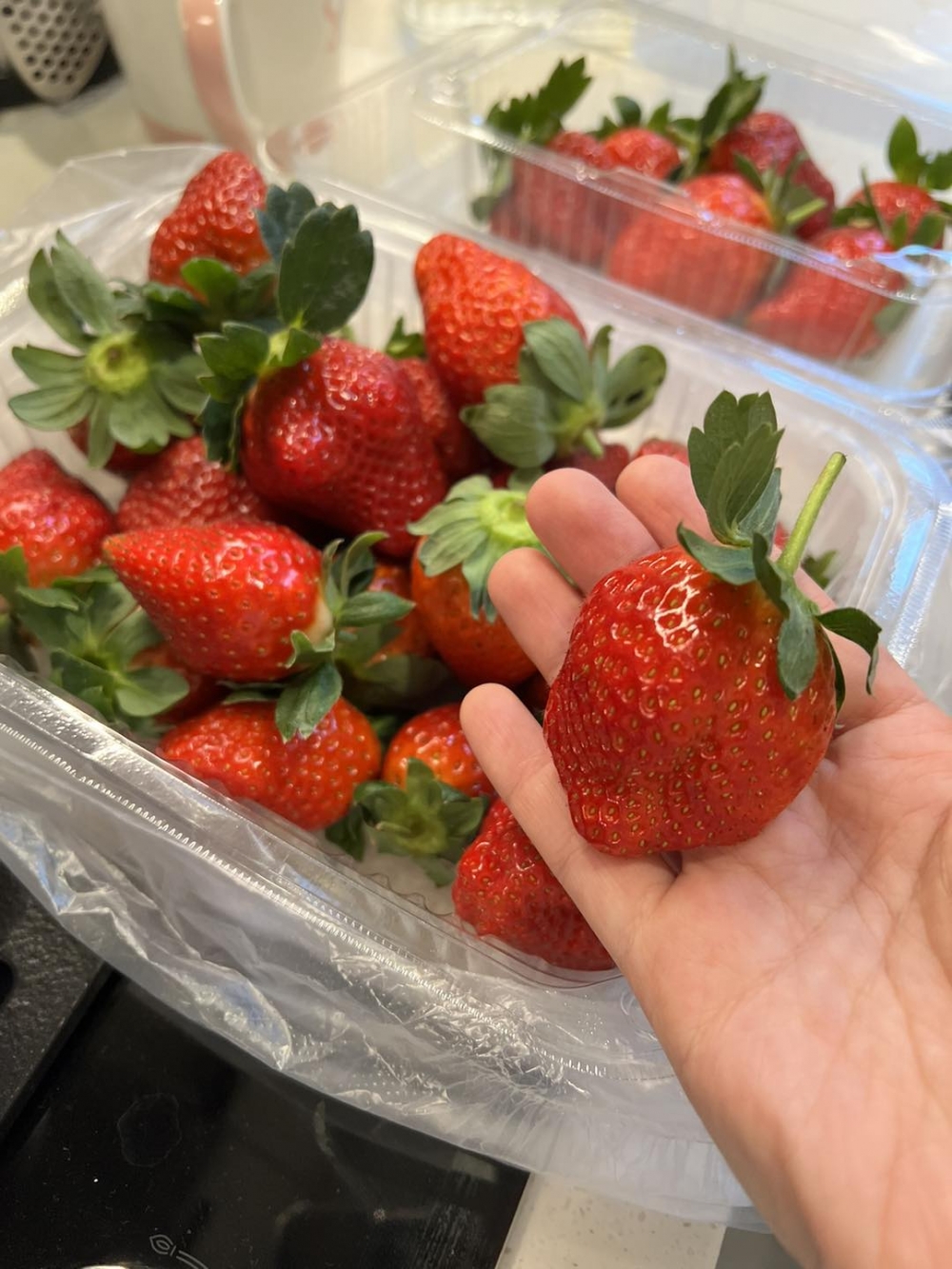 滿滿一大盒士多啤梨，收工！