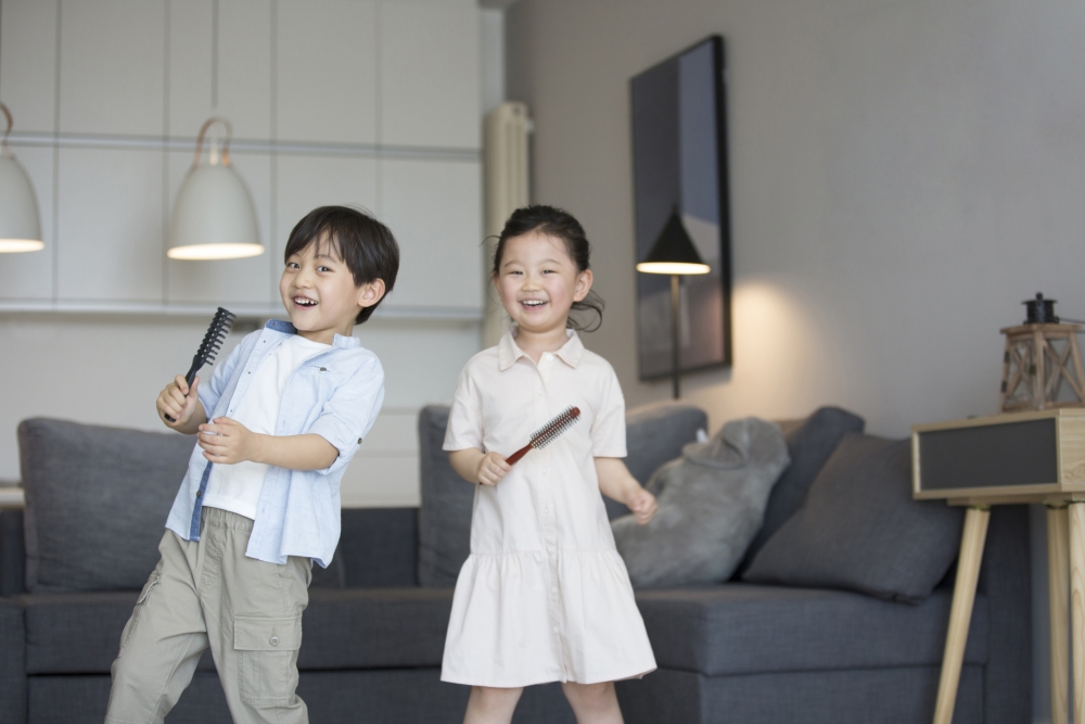 目測4歲的小女孩持續喧嘩。