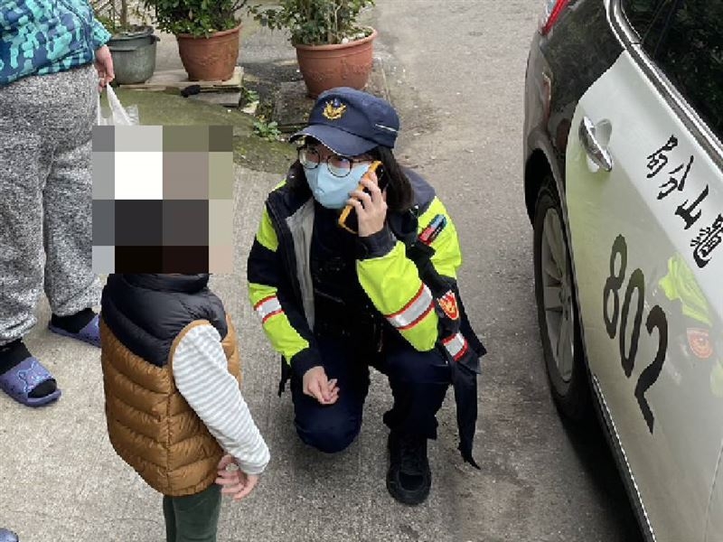 2名警察在巡邏期間,發現路上一名走失的2歲男童。