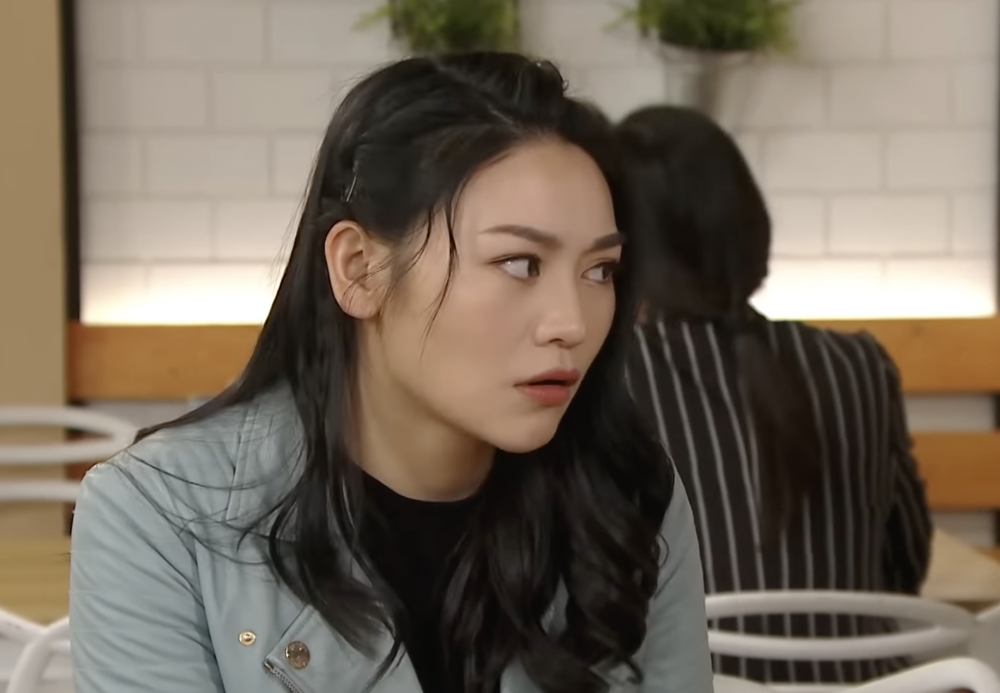 食客難忍小朋友哭鬧，對父母怒目而視。