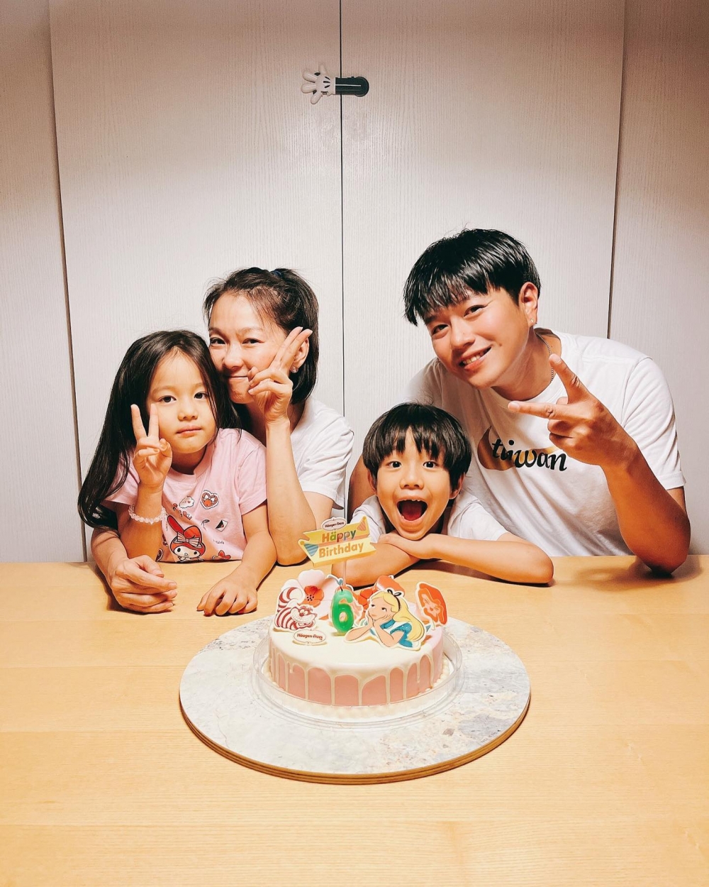 李易一家是台灣圈中的模範家庭