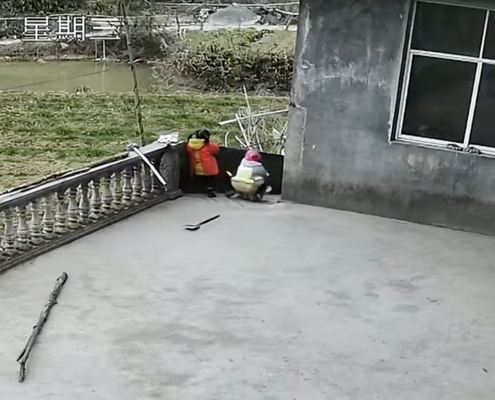 結果不慎連人帶車滑下坡道。