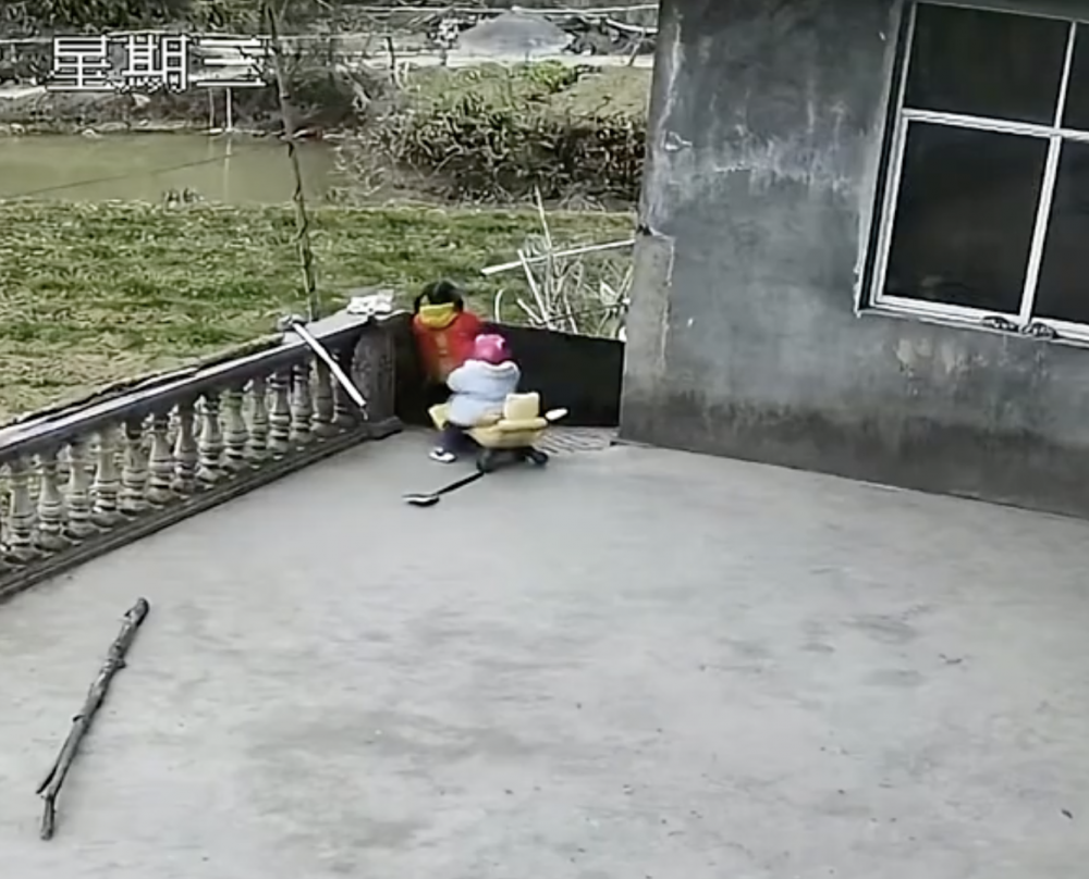 女童騎滑步車找姐姐玩耍。