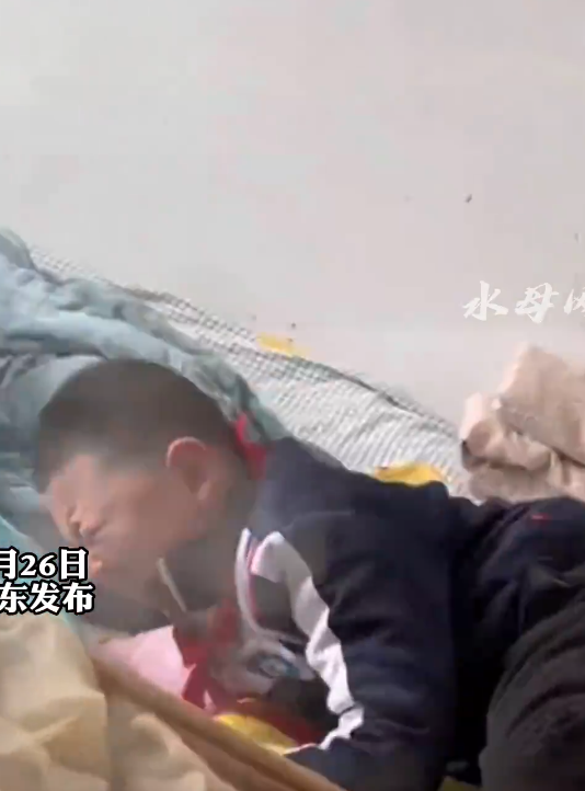 男童十分崩潰地哭。