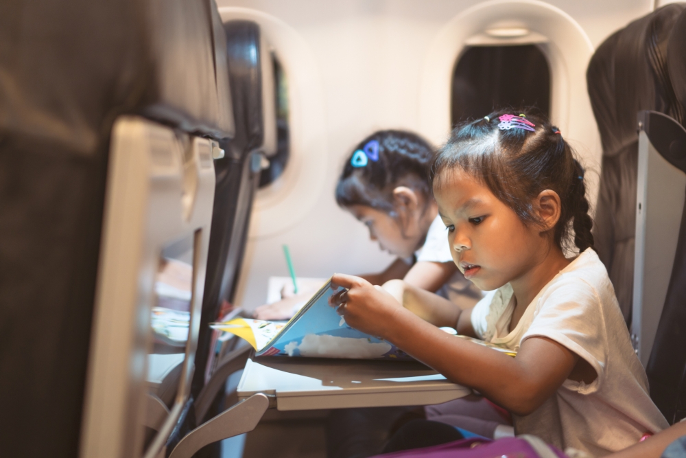 要帶孩子搭機，就要做個負責任的父母，想辦法讓孩子不會干擾別人。