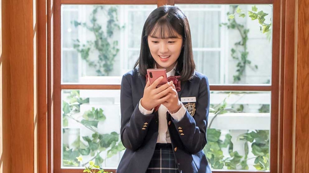 女生指父親經常偷聽同偷睇她的電話。