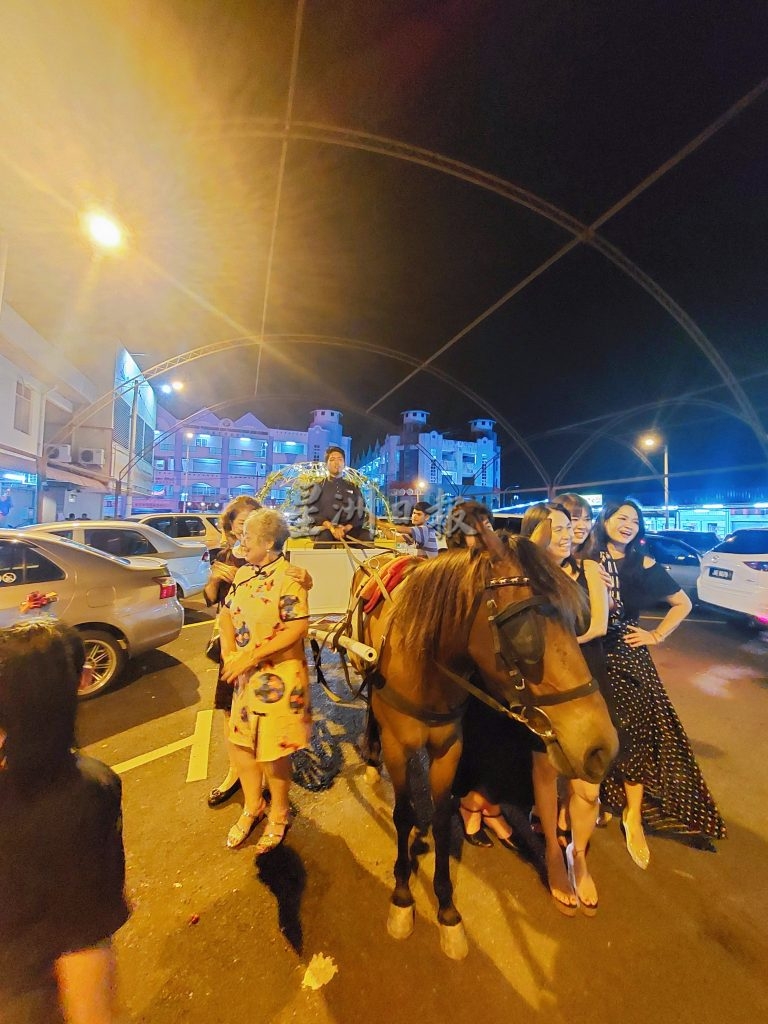 路人爭相與南瓜車合照。