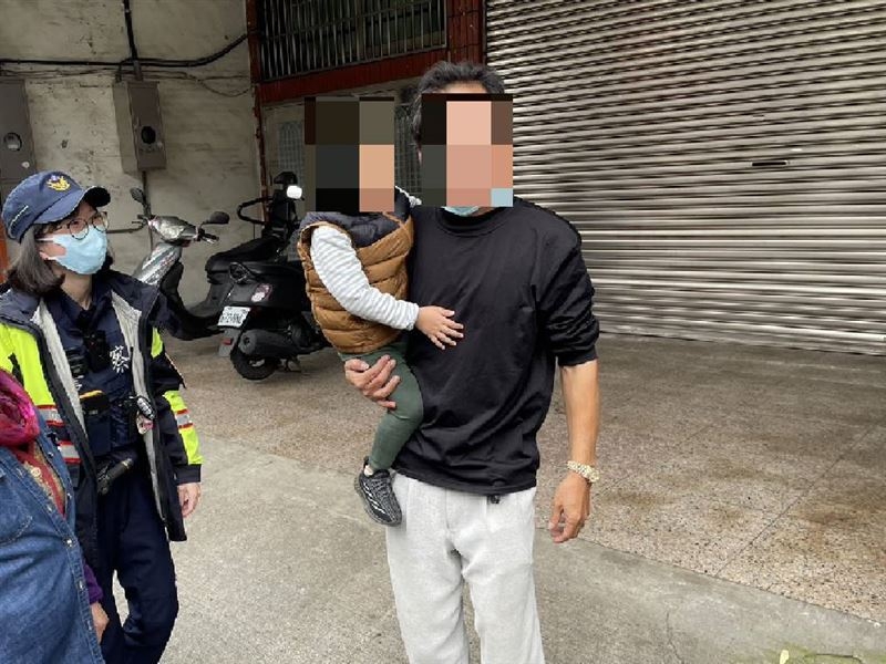 警察通知家人和學校後,男童最終由家人接回家。