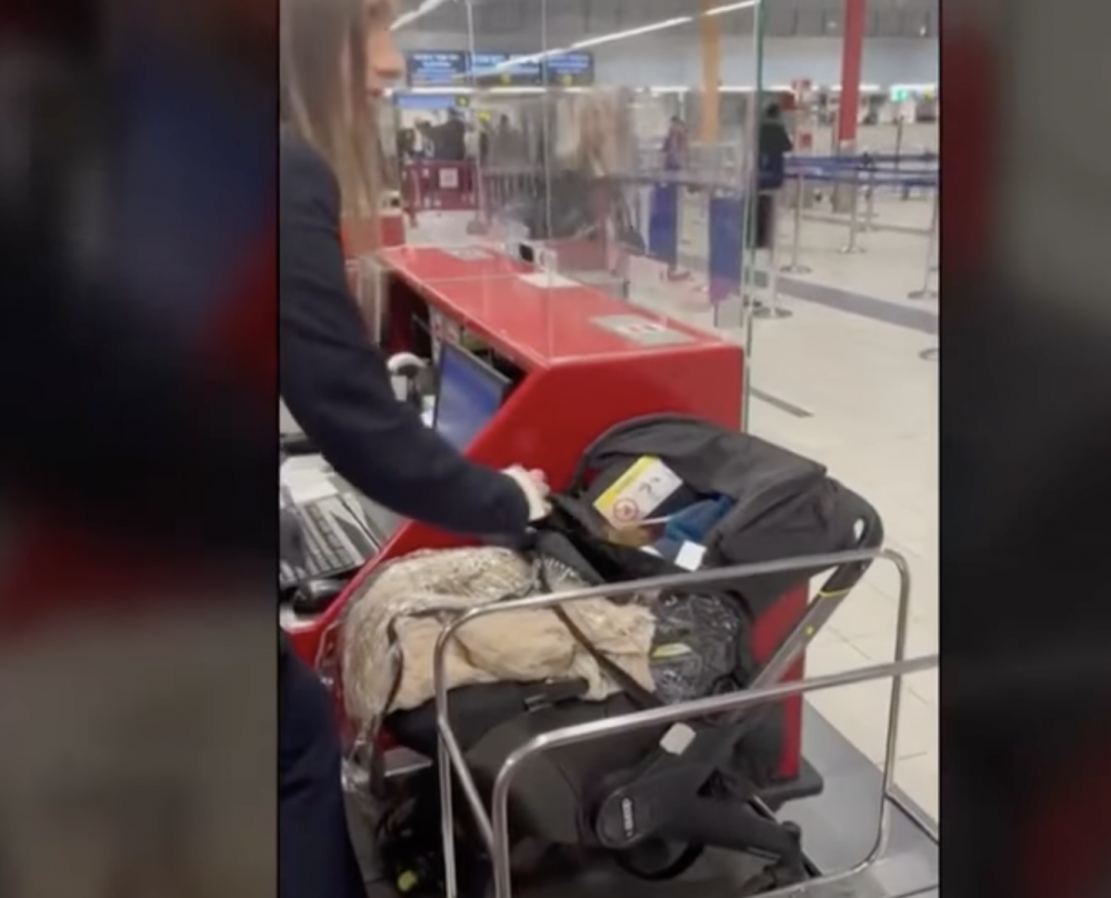 工作人員發現櫃台旁有無人看管的嬰兒車,裡面有熟睡的嬰兒!