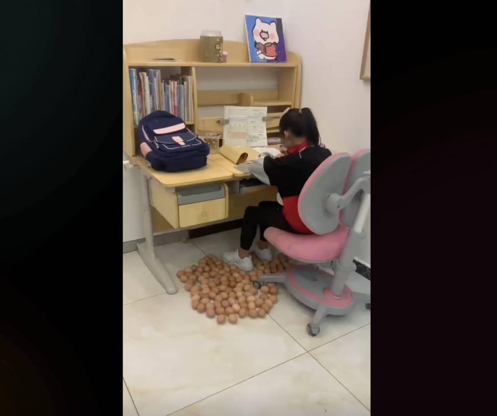 王媽媽用「雞蛋陣」對付不專心做功課的女兒。
