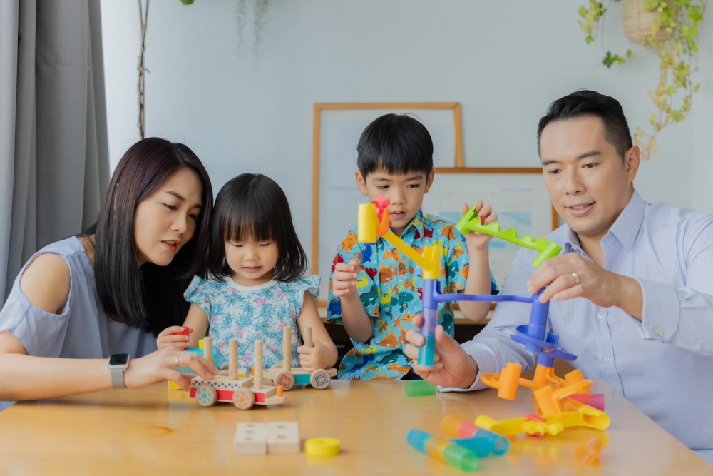 何基佑與有一對子女，經常在社交媒體分享育兒經。