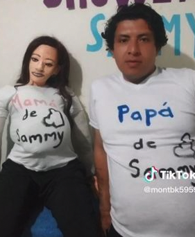 一名哥倫比亞男子經常在TikTok上分享他與洋娃娃Natalia的恩愛日常。