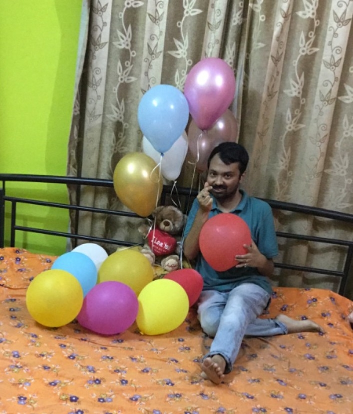 男子對氣球充滿保護慾。