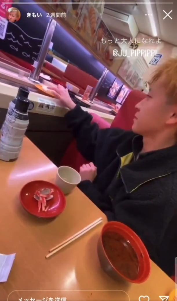 還用將沾滿口水的手指抹在壽司上