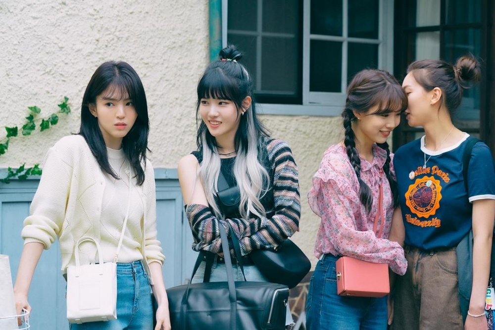 妹妹在外國無法交到朋友,成績也追不上。