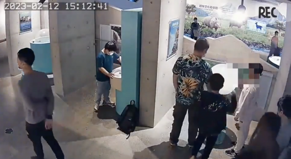 男子與兒子本身若無其事在參觀。