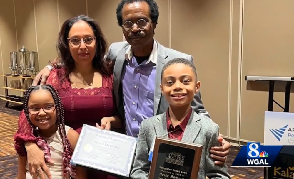 家人正為David尋找合適的大學，讓他攻讀大學課程。