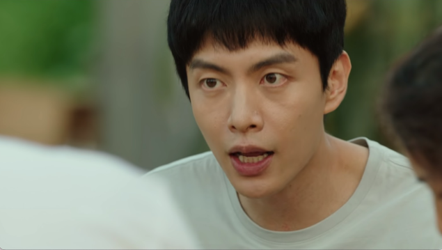 爸爸乘機溫柔地教育兒子