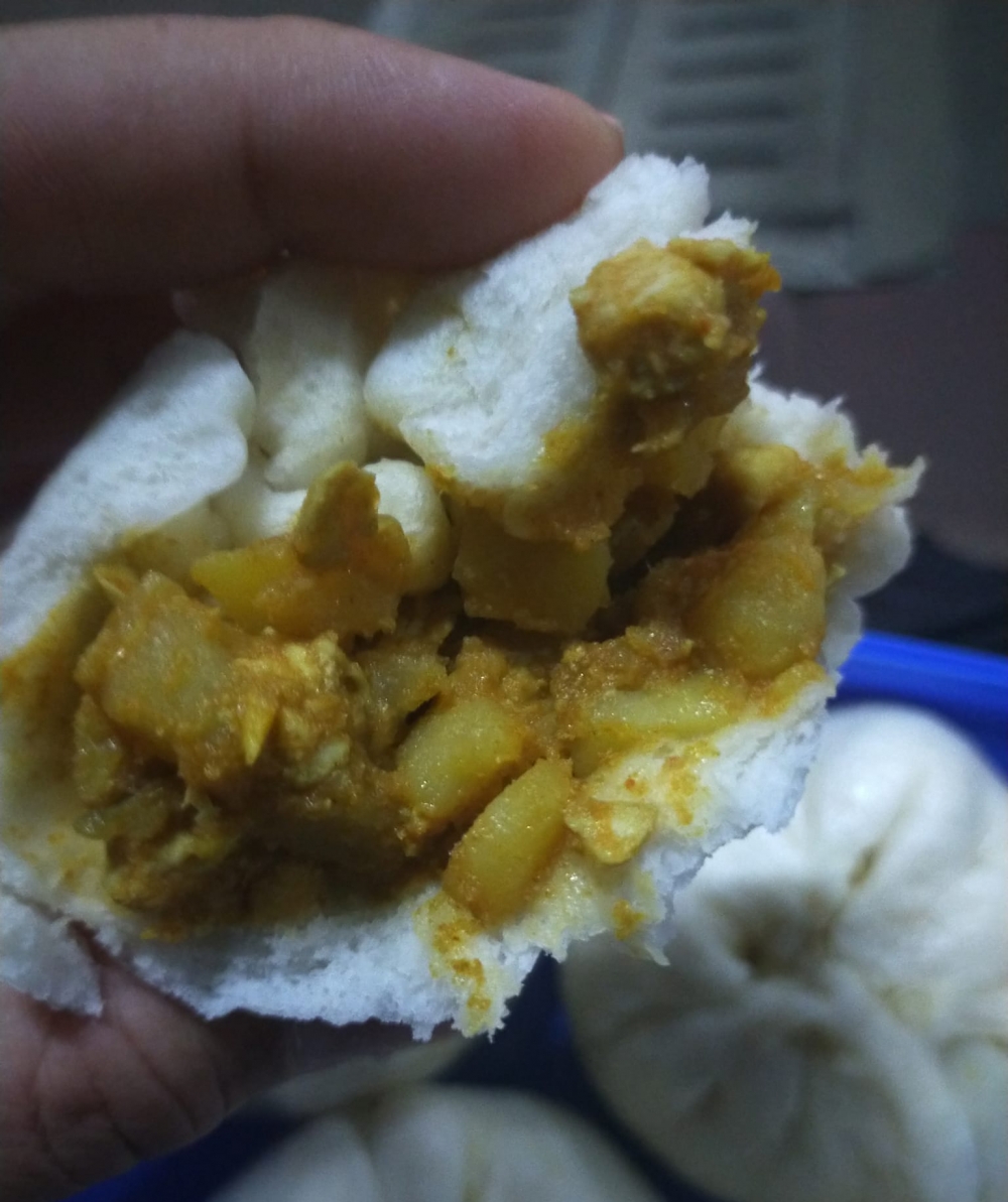 新加坡禁止大眾帶有肉類的包入境，而剛好女兒做的咖哩薯仔包含有雞肉。