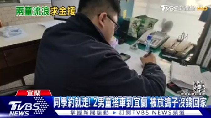 職員為了安全而把他們帶到警局。