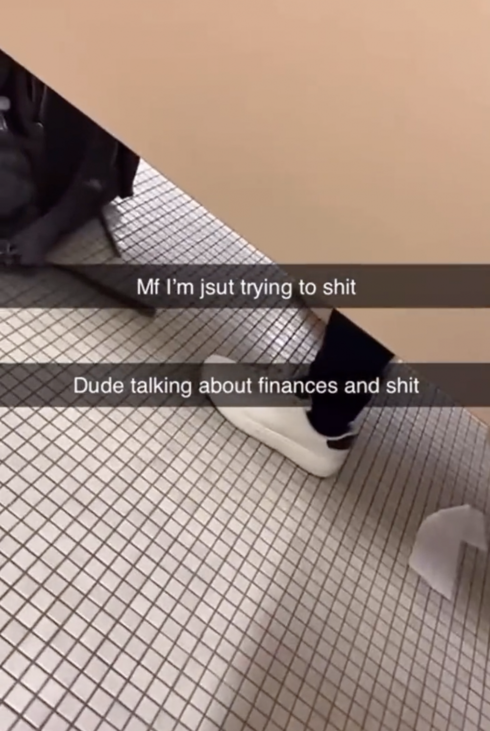 鏡頭拍攝到該名男生的雙腳。