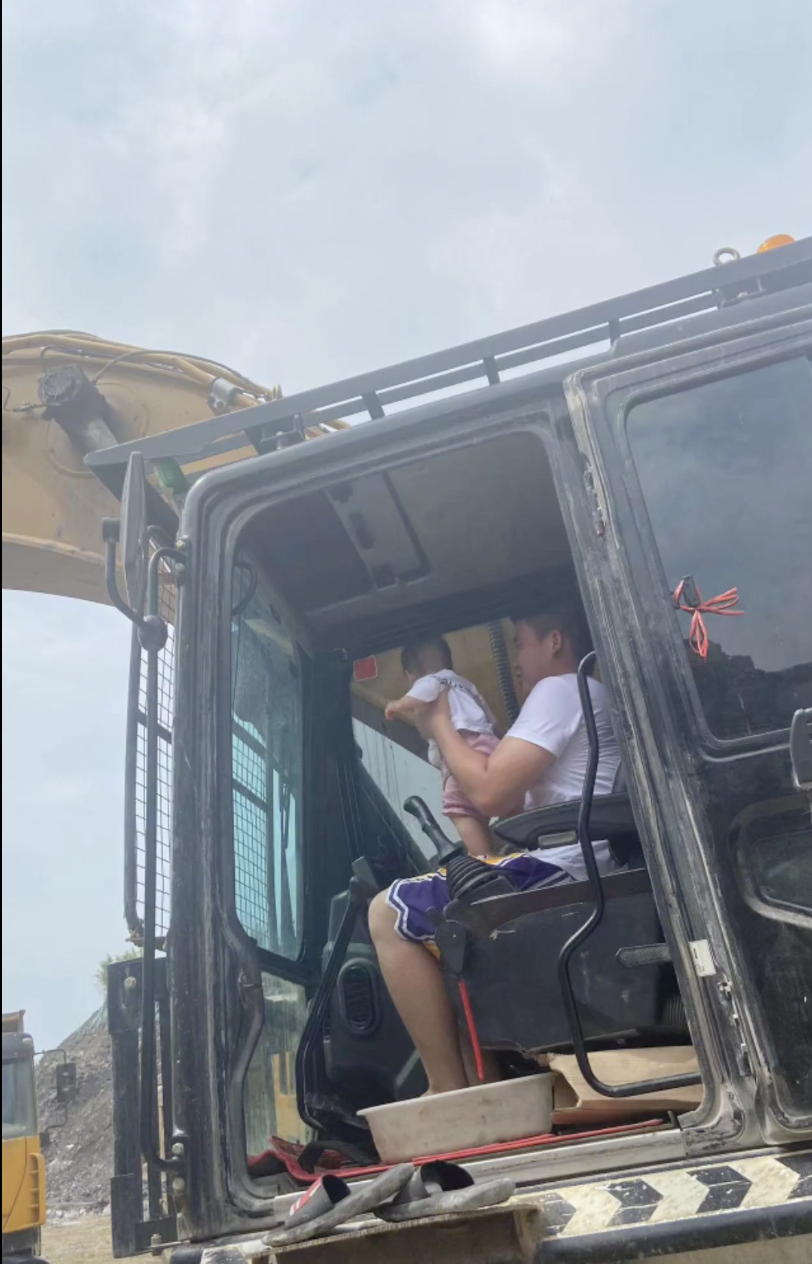 工地的工友都很照顧父女倆。