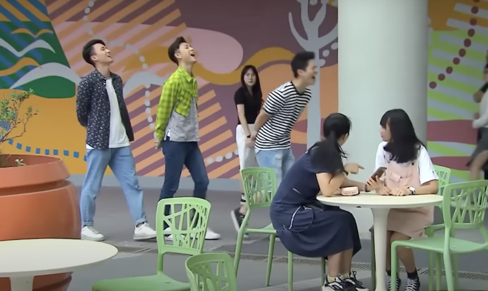 網民以為自己還在中學，需要遵守校規。