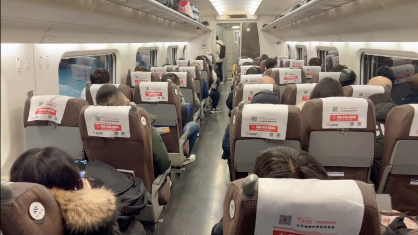 早上的高鐵已經滿座。