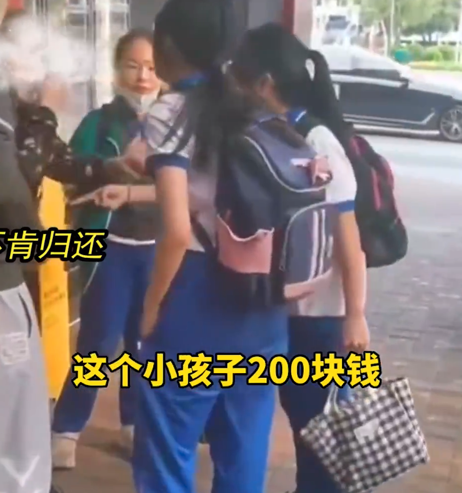 女學生自己的父母不在身邊，平時和爺爺嫲嫲一起生活，而這200元是她的生活費。