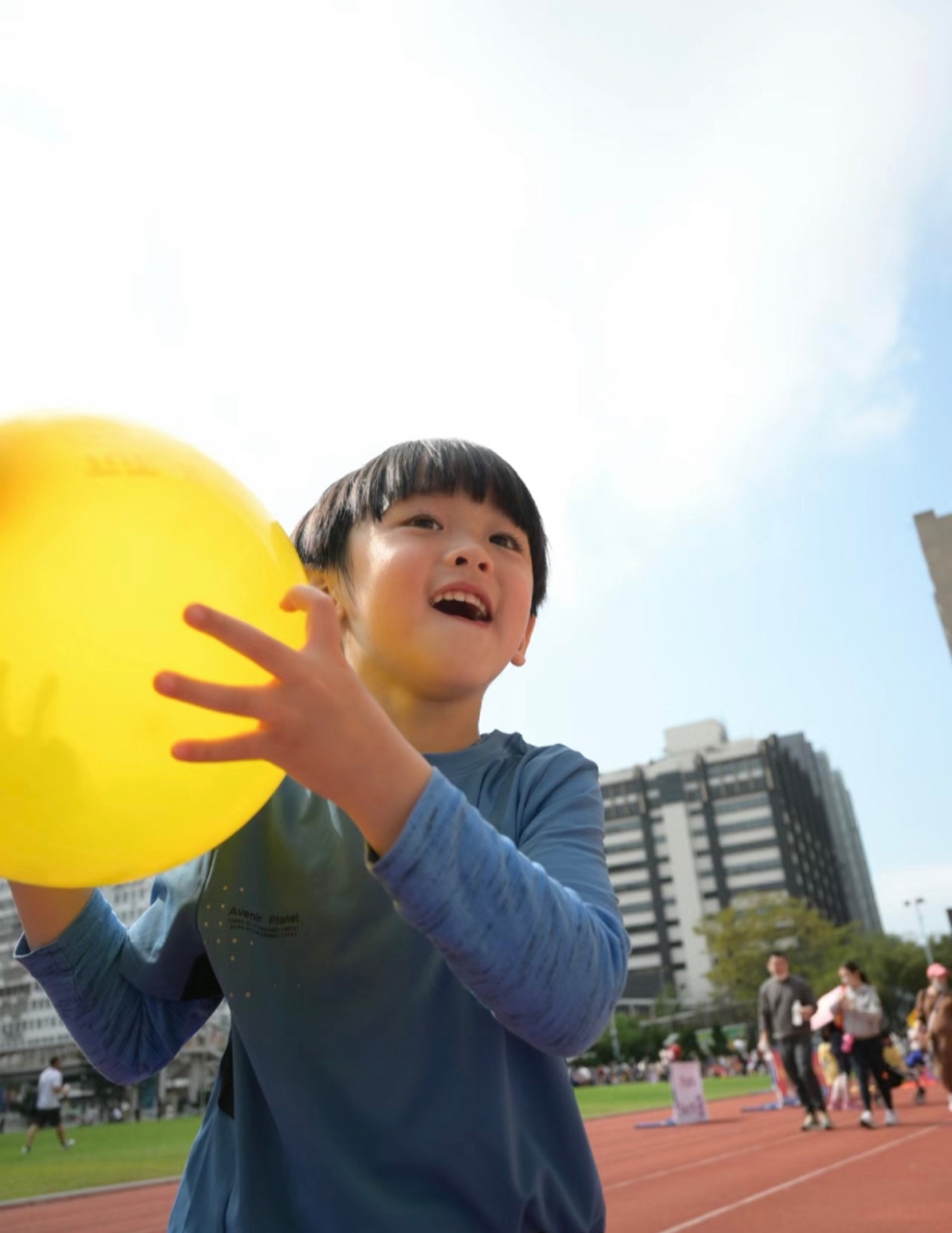 大仔Rafael手執汽球開心玩樂。