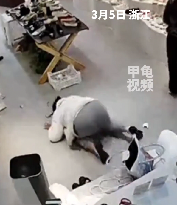 女子看到父母離開，最後崩潰大喊「我就是想買一對好一點的鞋子，為什麼要對我這麼殘忍？」