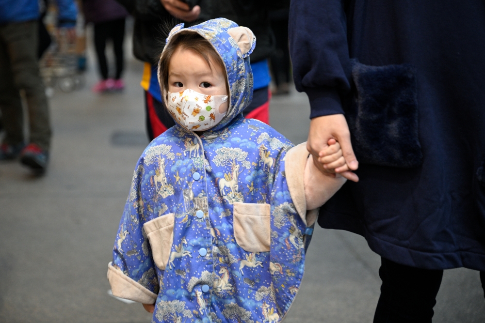 不少幼兒一出世便習慣戴口罩外出