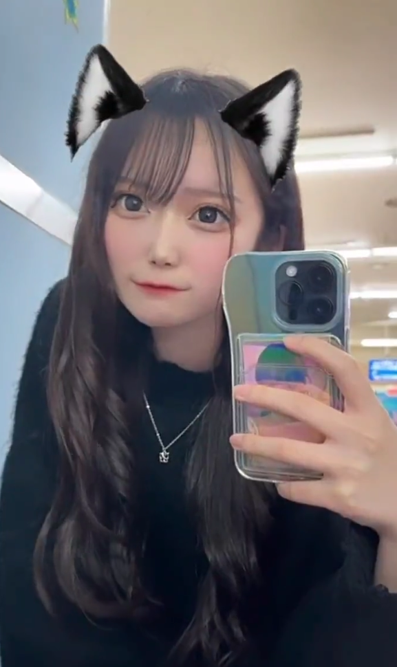 該名高中女學生日前被內衣品牌「Angellir」邀請接拍廣告。