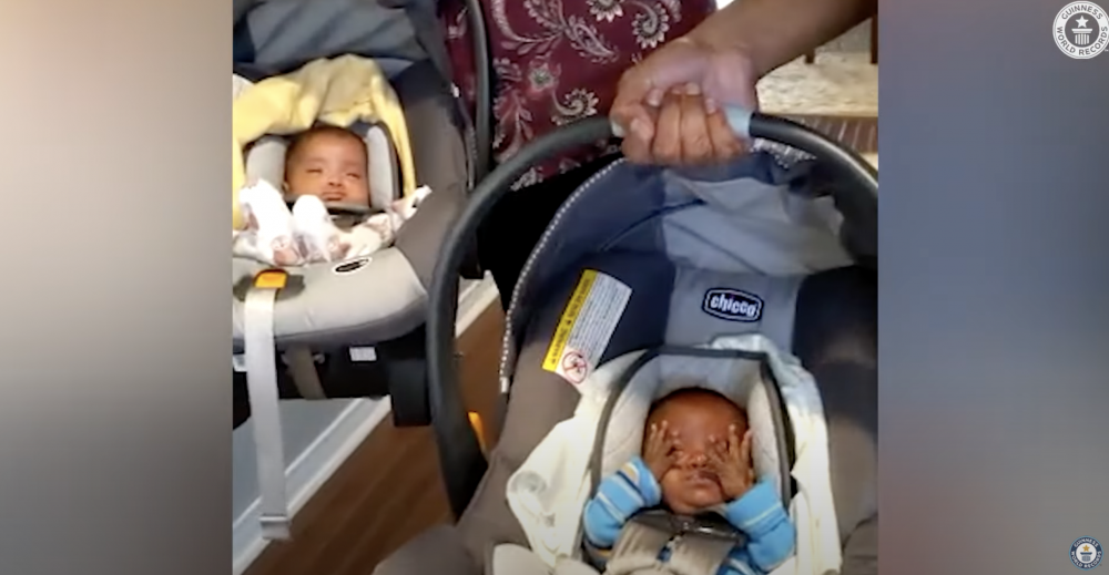 雙胞胎出院時,醫院人員齊齊鼓掌。