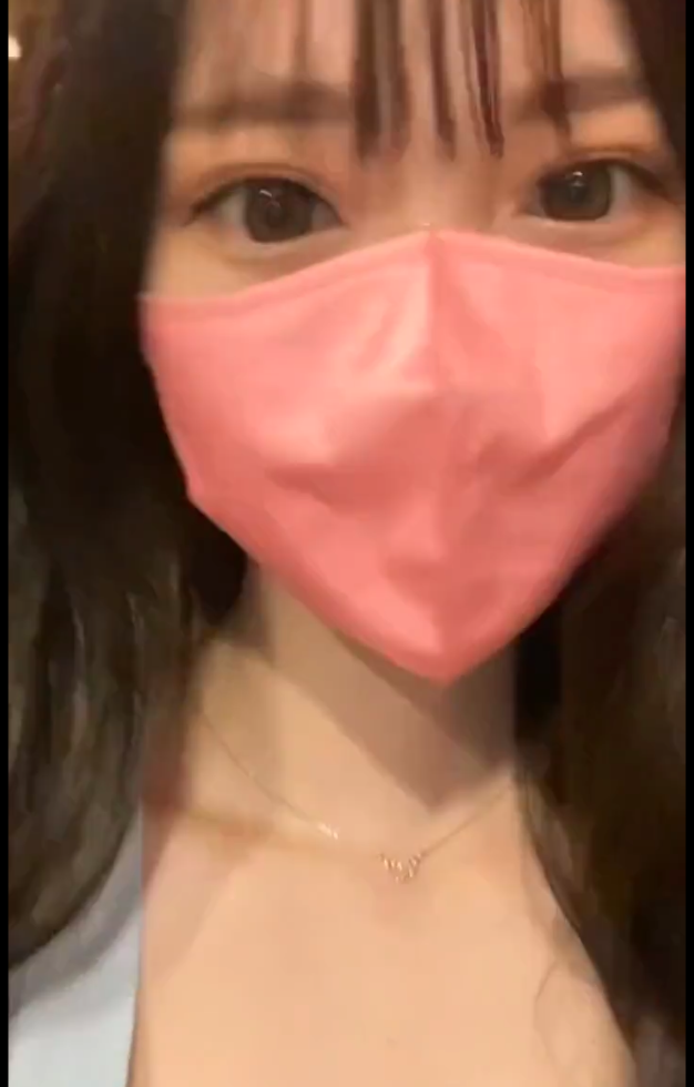 女學生指自己因上傳內衣廣告照片在社交平台，而無法參加戶外教學，感到非常難過。