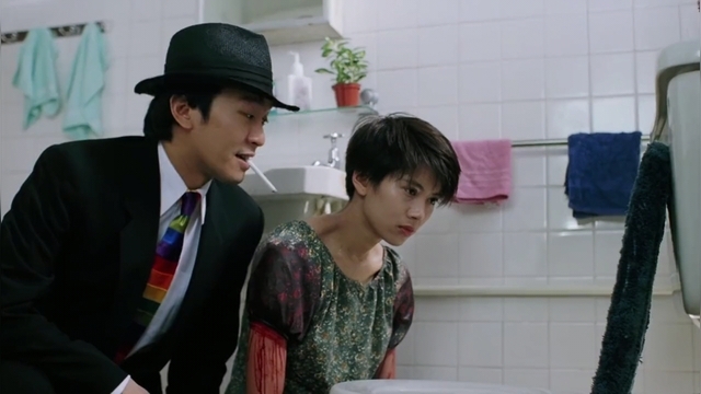 在廁所辦工的情節，令人聯想起周星馳電影《國產凌凌漆》