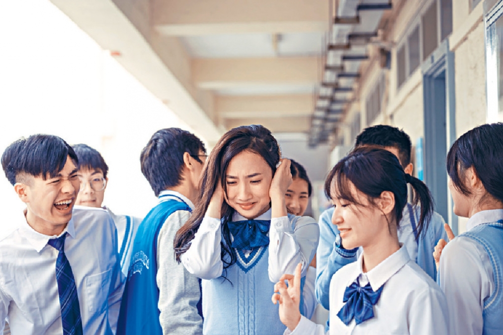 網民看完女學生的分享後，紛紛建議盡早離開這些朋友。