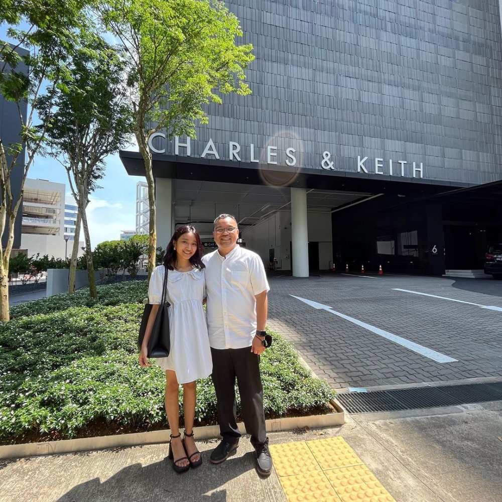 Zoe和父親受邀參觀CHARLES & KEITH工廠。