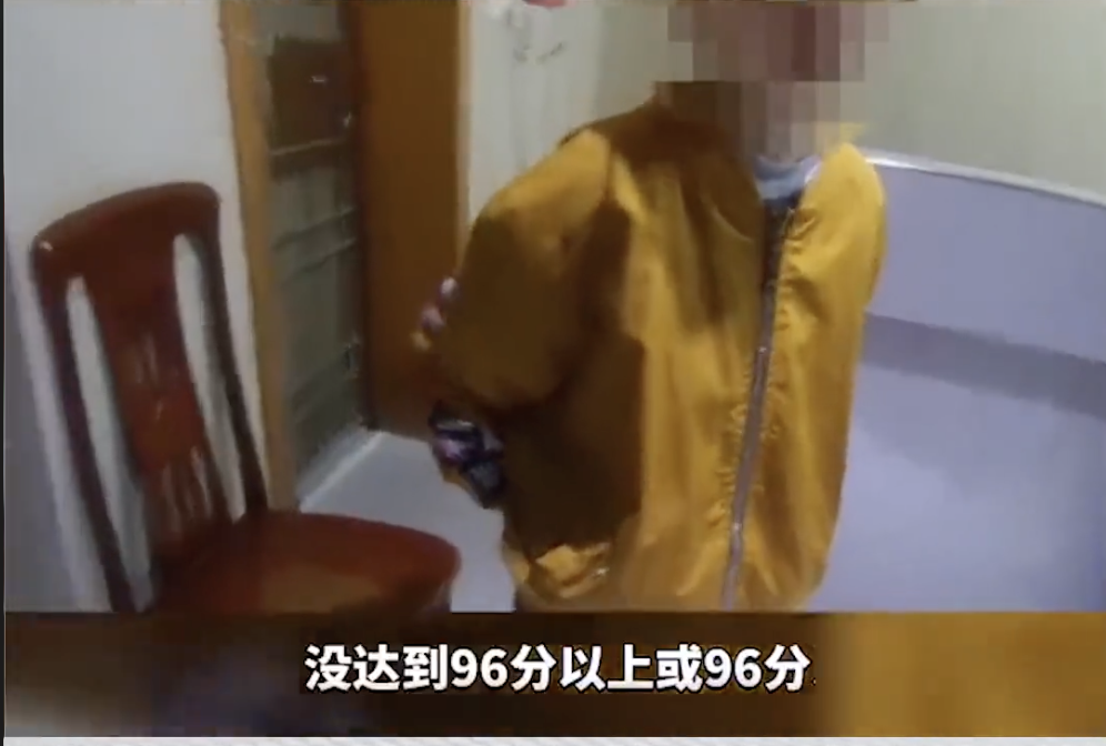 男童媽媽告訴兒子考試沒有96分不能回家。