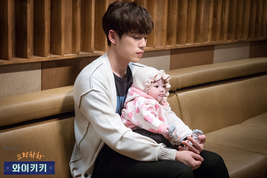 一名港爸帶細B進入母嬰室換片,結果遭到其他媽媽侮辱。