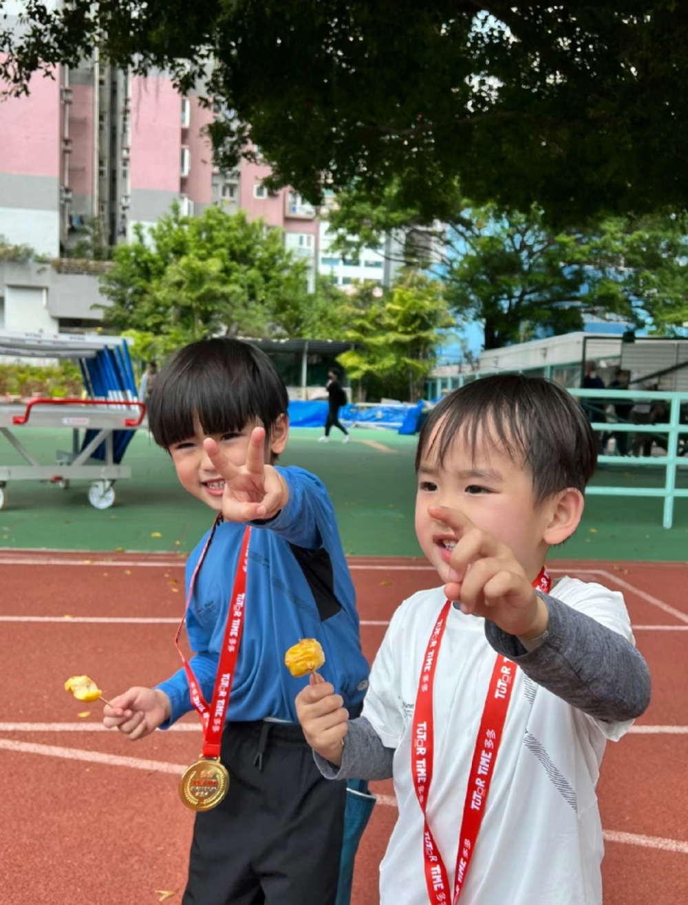 鄭嘉穎與陳凱琳的大仔Rafael和二仔Yannick，在運動會上開心食燒賣。