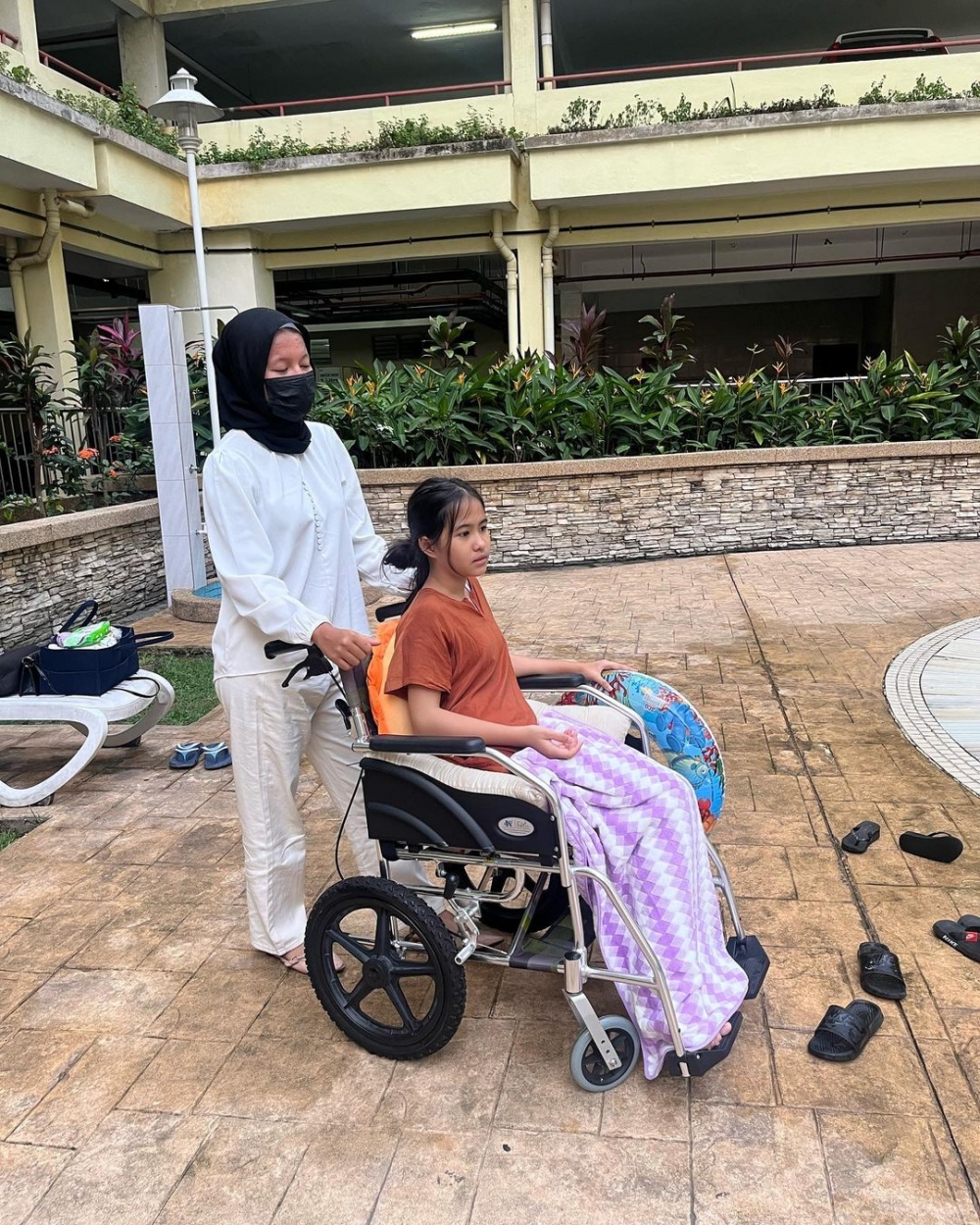 如今Puteri依舊無法行走，只能靠輪椅代步。