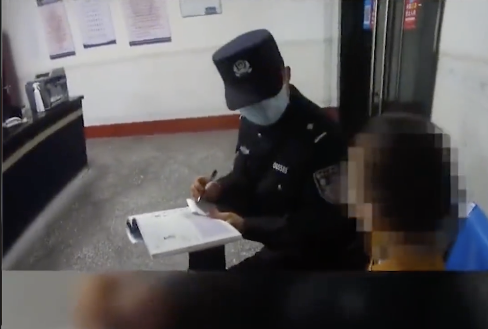 最後民警將男童帶回警局輔導，順利安撫他的情緒。