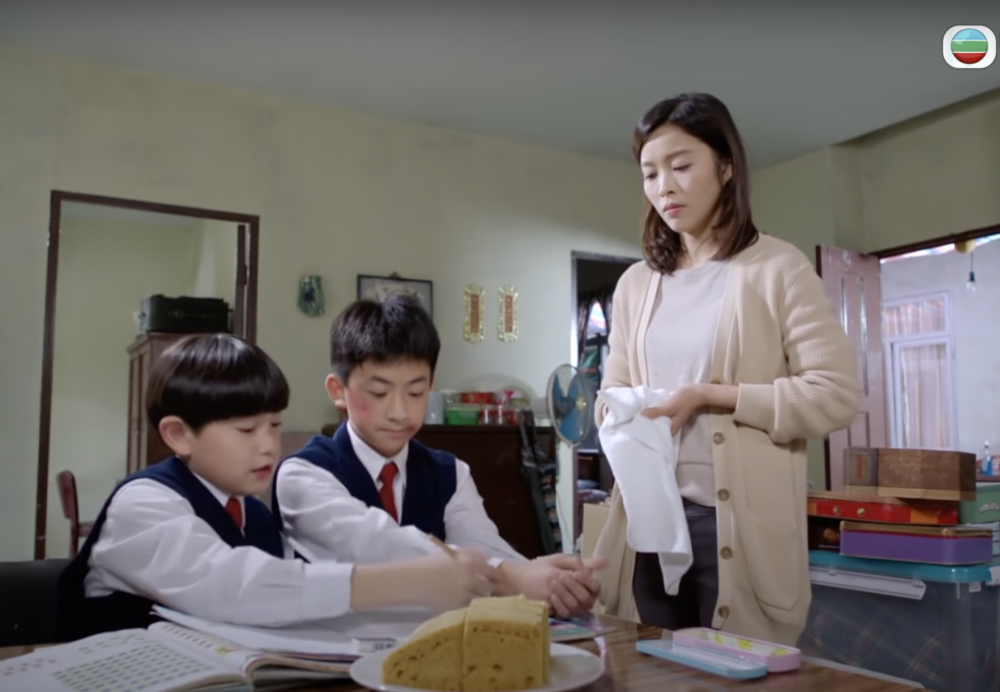 網民批評媽媽過於嚴格，孩子考到好成績已經非常值得鼓勵。